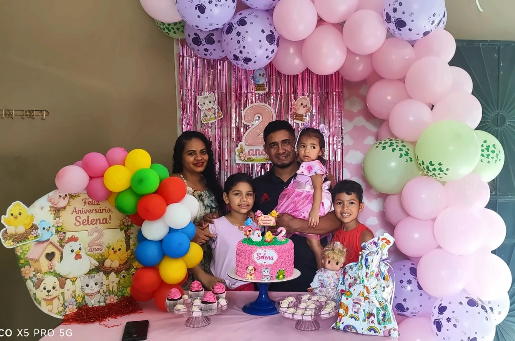 A família de cinco celebrando unida
