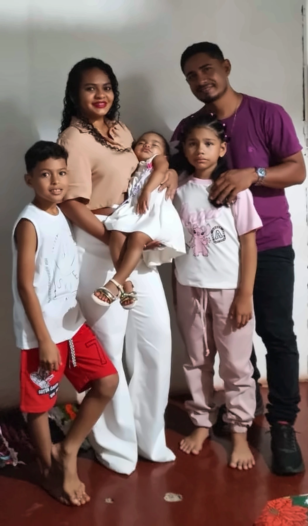 Izaias, Andressa e seus três filhos reunidos
