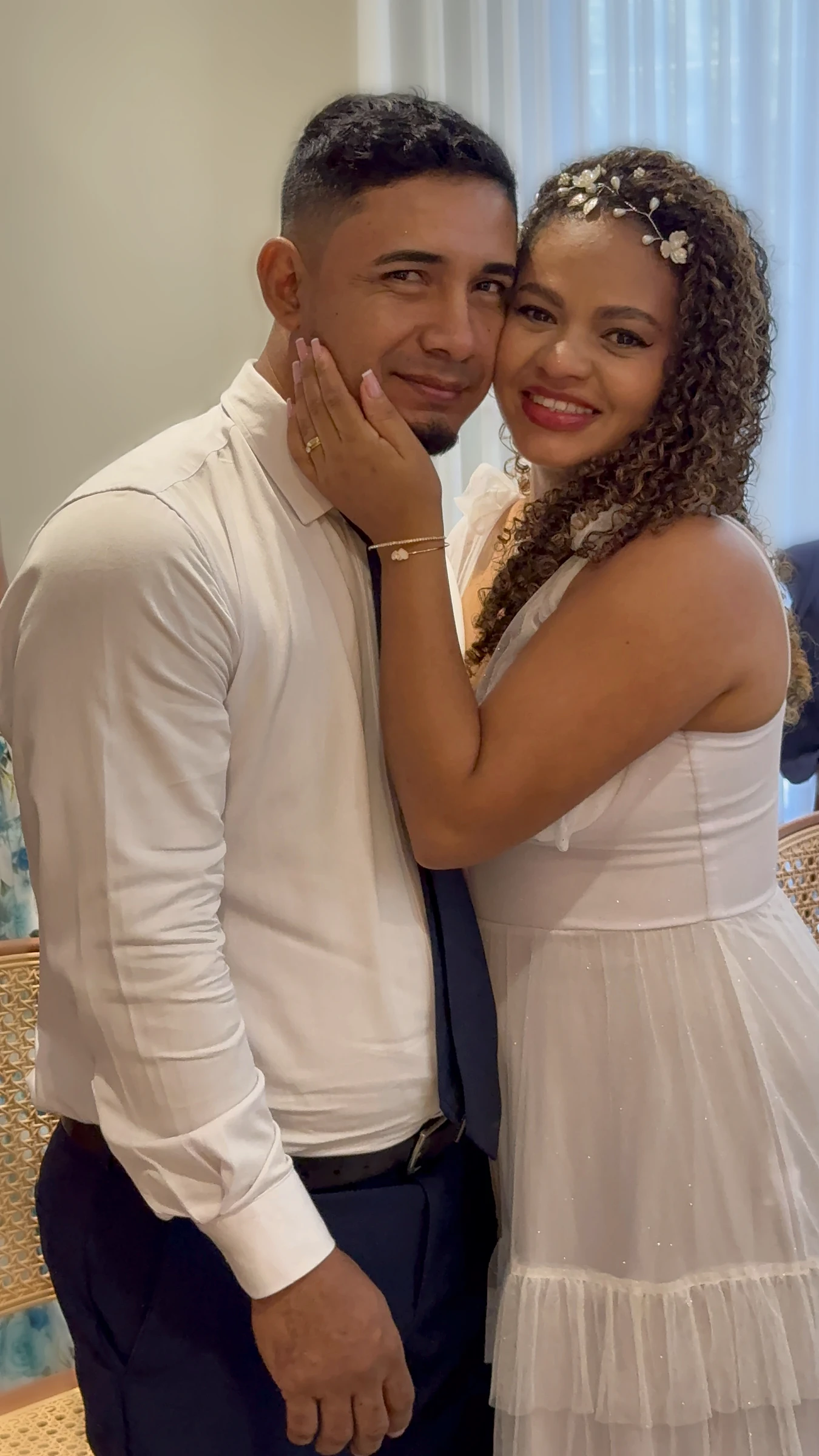 O casal sorrindo junto após a cerimônia