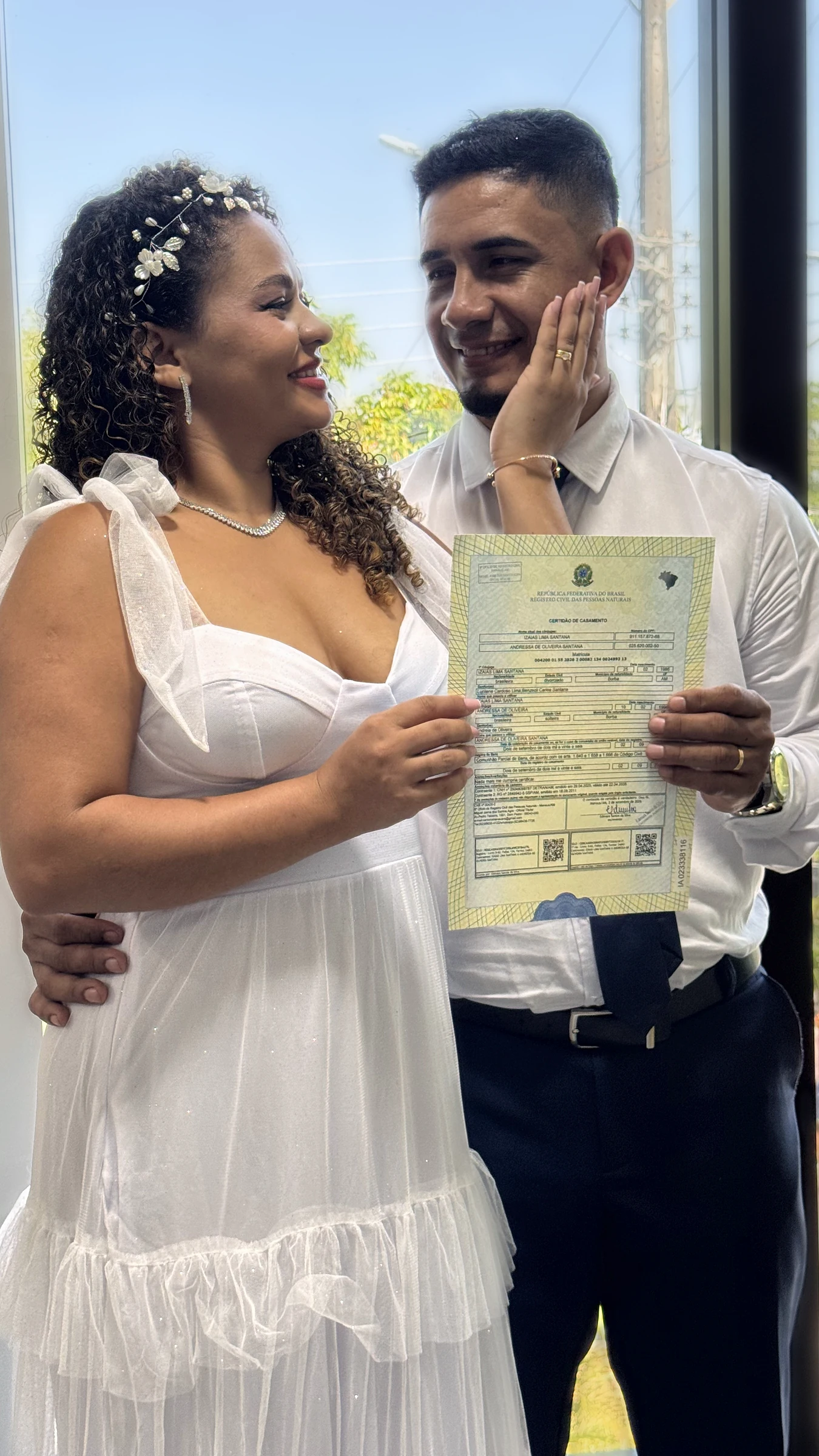 Izaias e Andressa celebrando a certidão de casamento